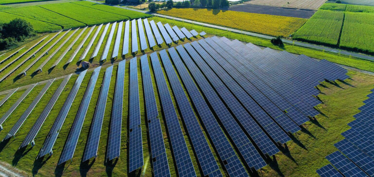 champs de panneaux solaire dans une ferme solaire, france