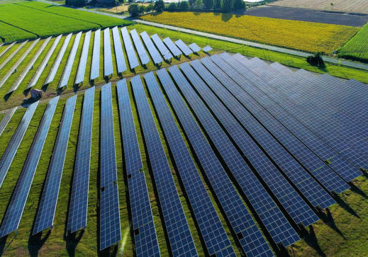 champs de panneaux solaire dans une ferme solaire, france